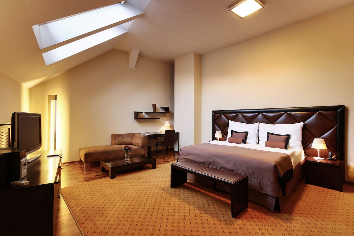 Classic Apartment, 1 Queen Bed | Minibar, in-room safe, desk, blackout curtains