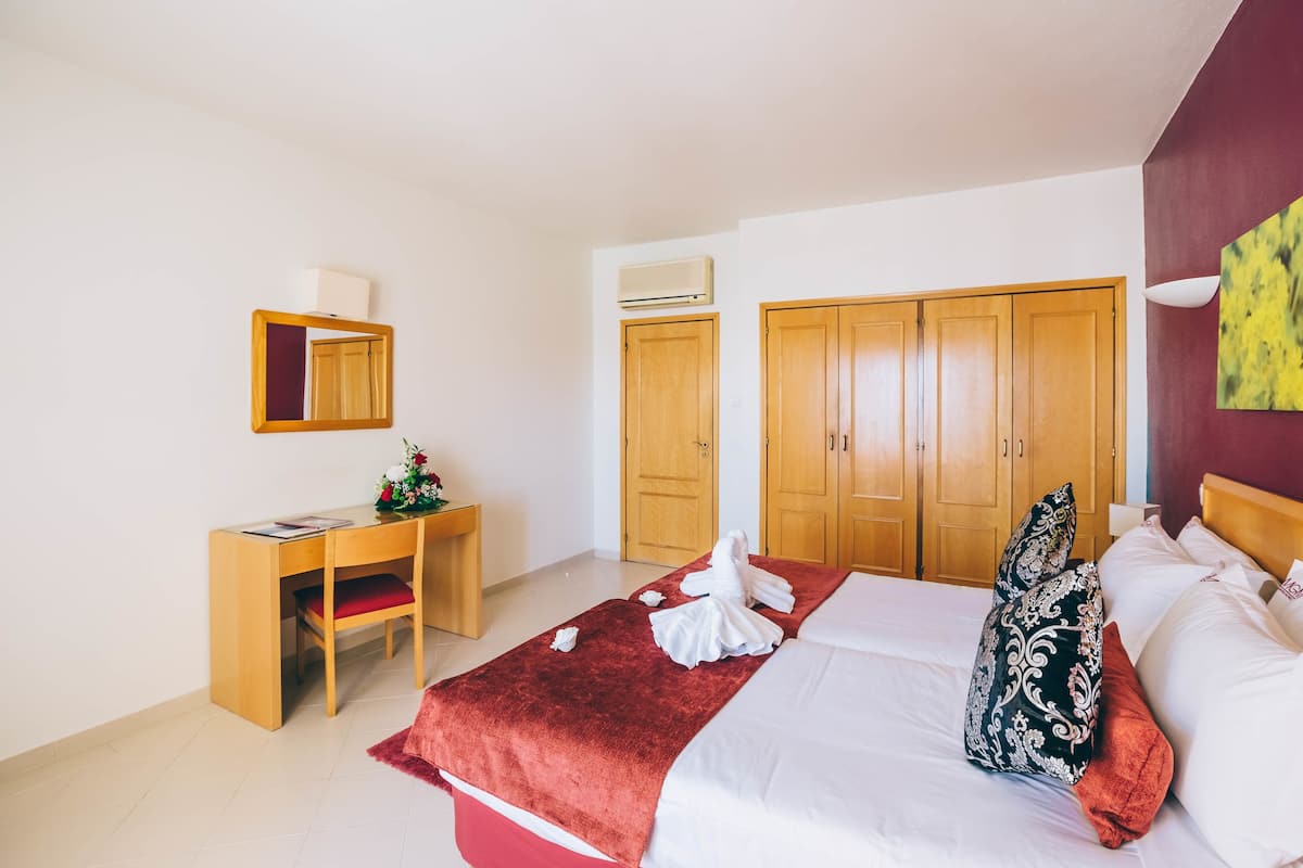 1 bedroom, blackout drapes, iron/ironing board, free WiFi