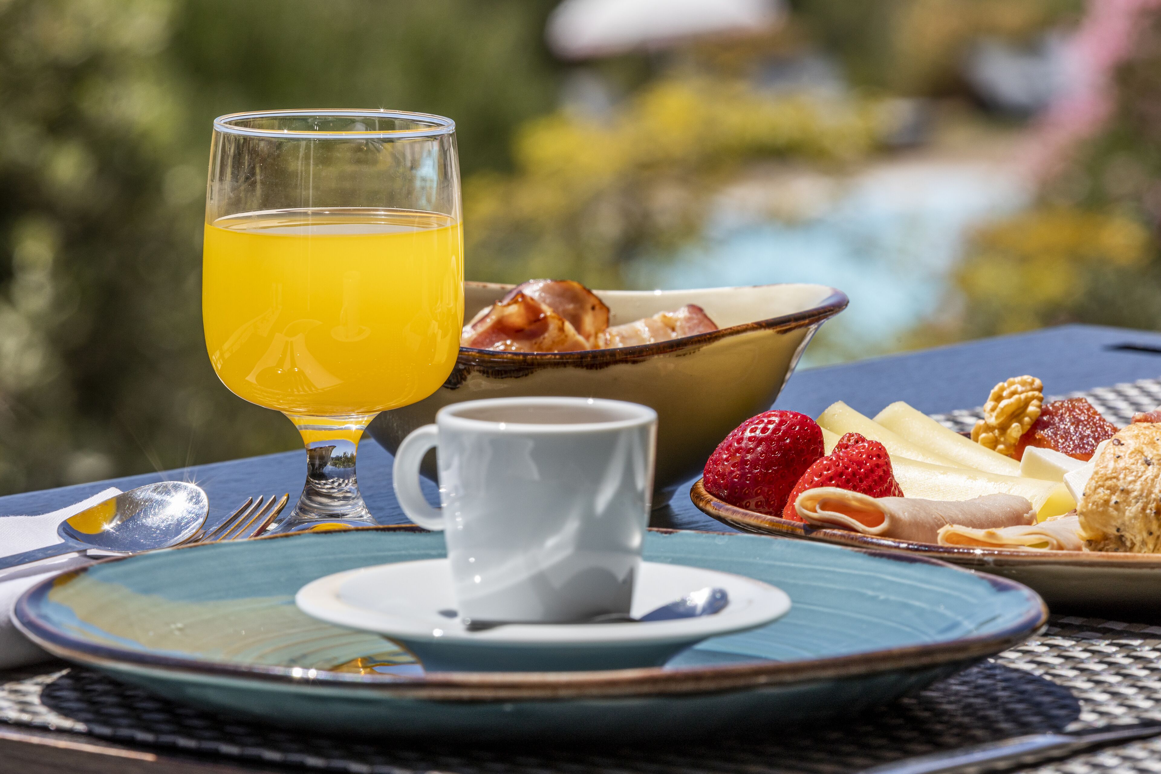 daily continental breakfast (eur 12.5 per person)