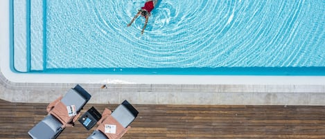 Outdoor pool, pool umbrellas, sun loungers