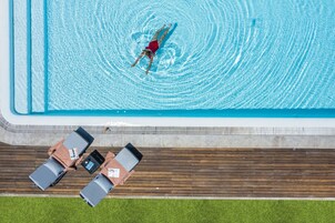 Außenpool, Sonnenschirme, Liegestühle