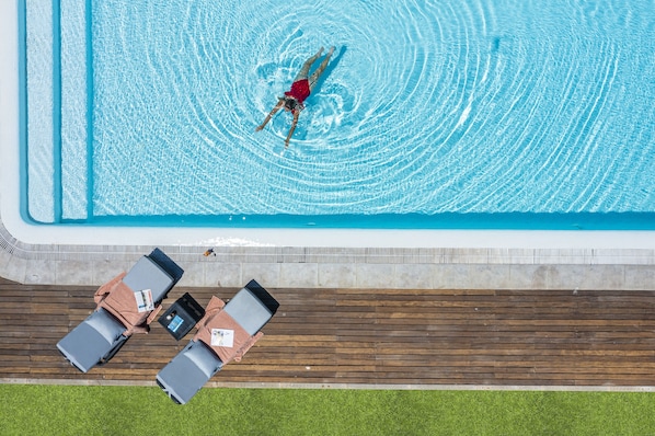 Außenpool, Sonnenschirme, Liegestühle