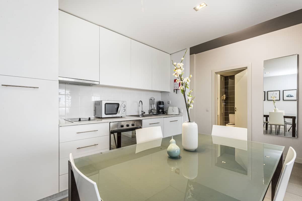 full-sized fridge, microwave, stovetop, dishwasher