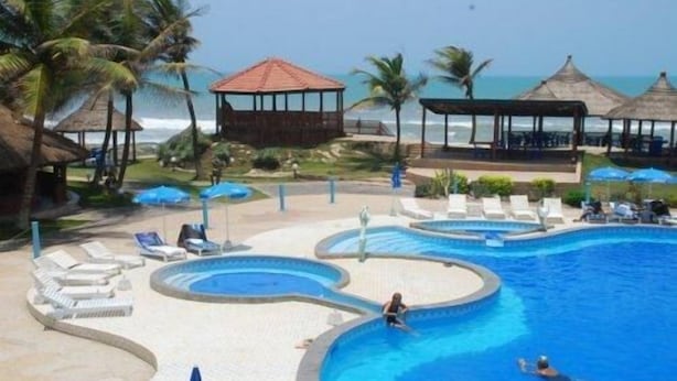 Outdoor pool, pool umbrellas - Ramada Resort Accra Coco Beach (Accra)