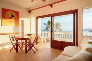 Premium Suite, 1 King Bed, Partial Ocean View | Living area