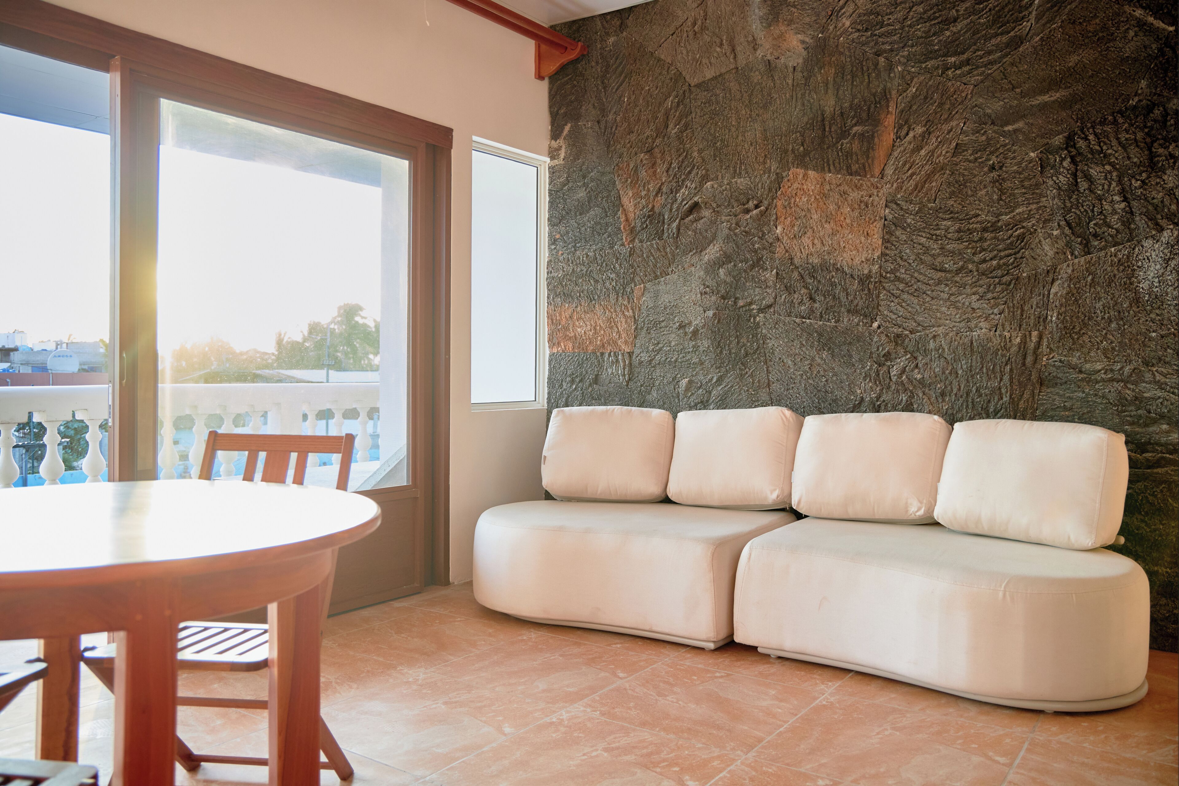 premium suite, 1 king bed, partial ocean view | living area