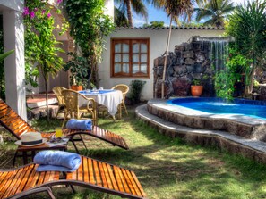 Piscine extérieure, parasols de plage, chaises longues