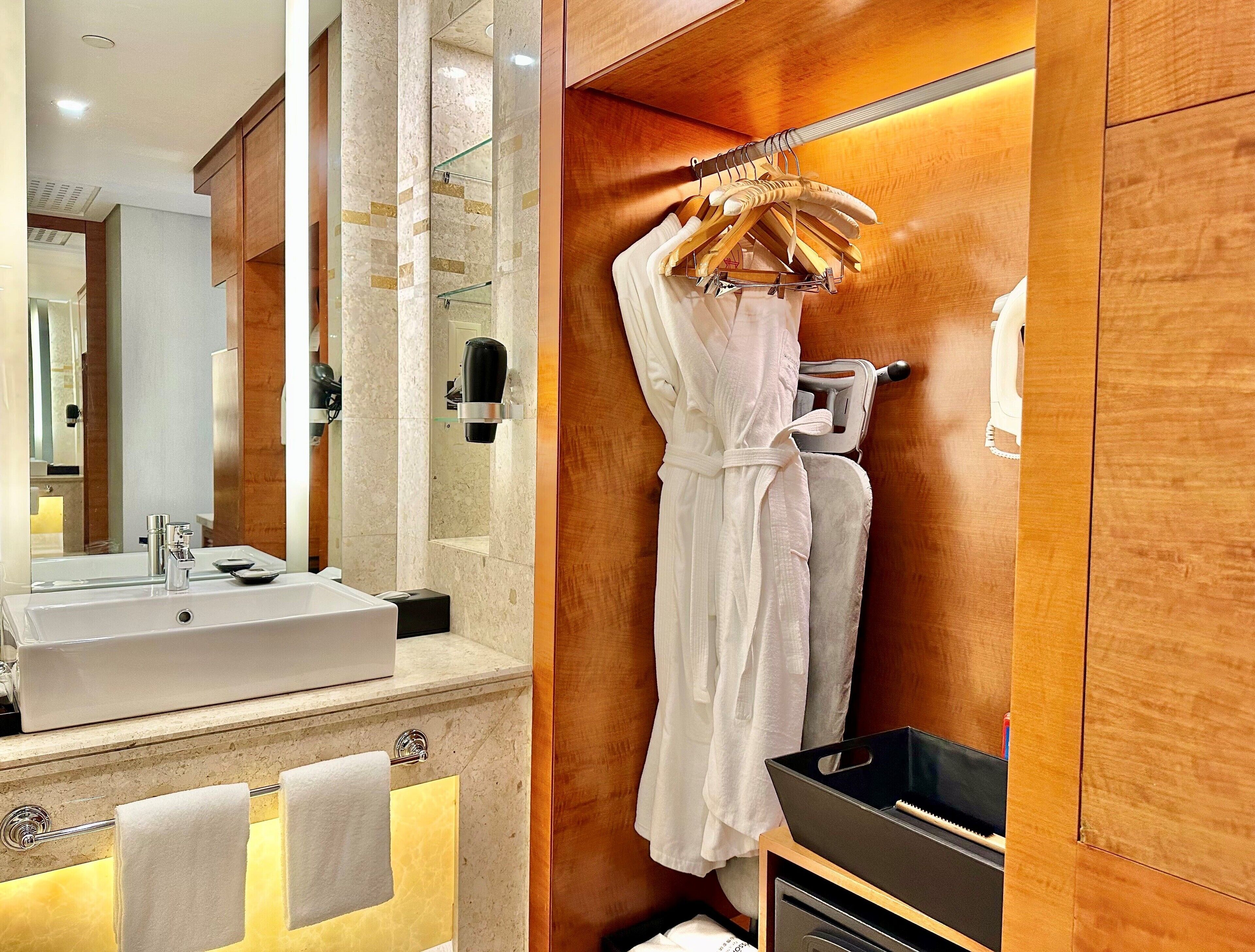 junior suite, 1 king bed | minibar, in-room safe, desk, free wifi