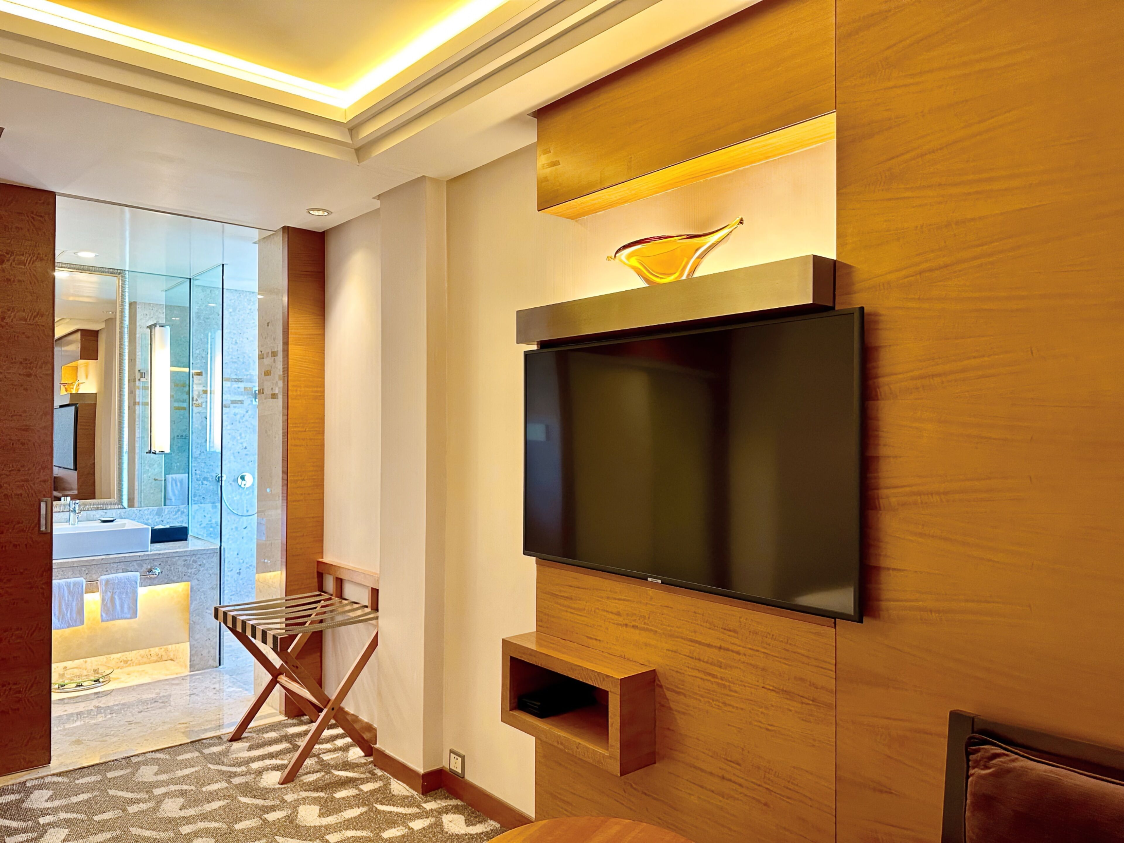 premier room, 1 king bed | minibar, in-room safe, desk, free wifi