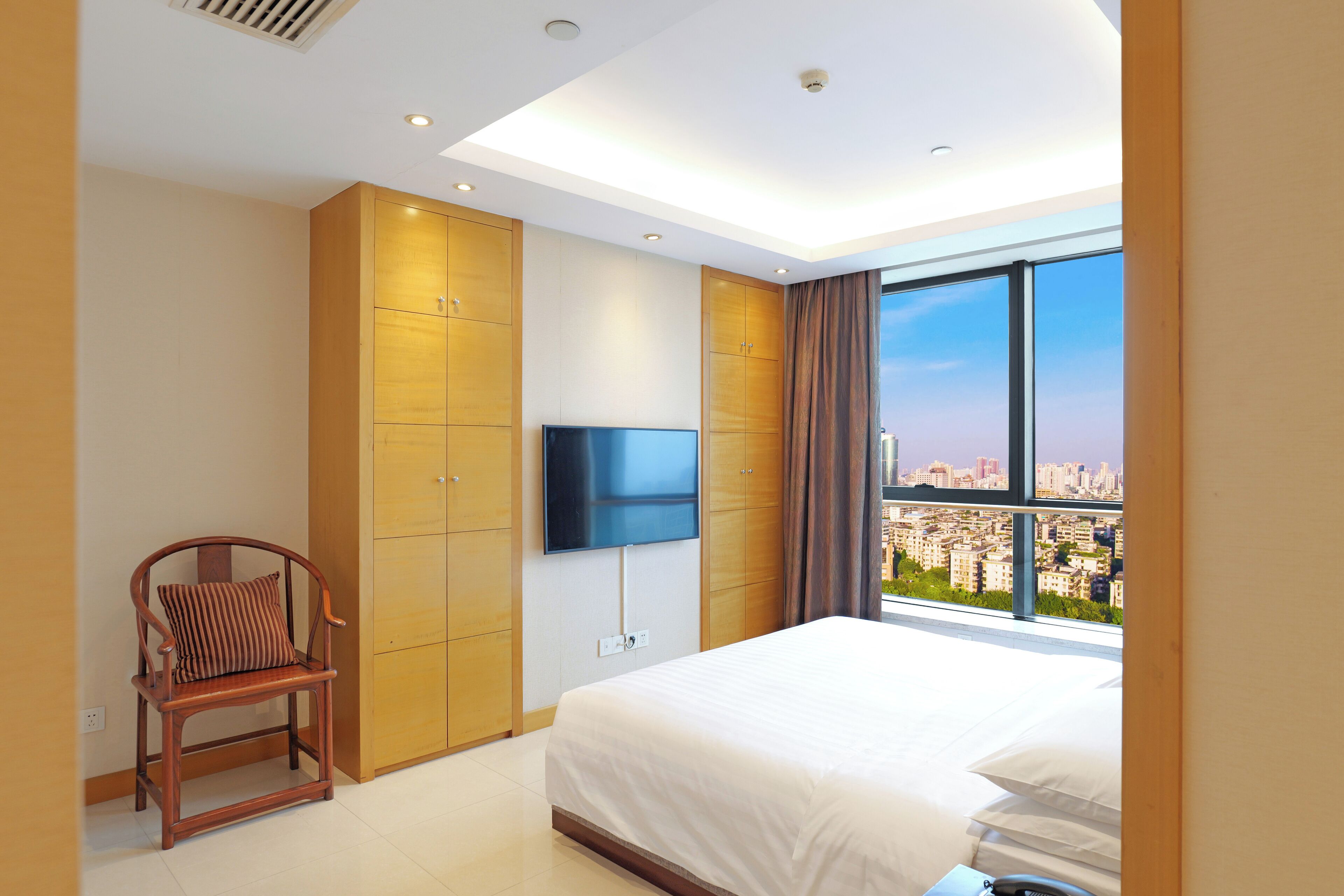 deluxe apartment | minibar, in-room safe, desk, free wifi