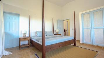 Studio Apartment | Coffres-forts dans les chambres, bureau