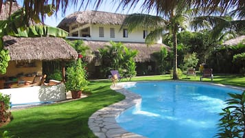 Een buitenzwembad, open van 07.00 uur tot 22.00 uur, en ligstoelen