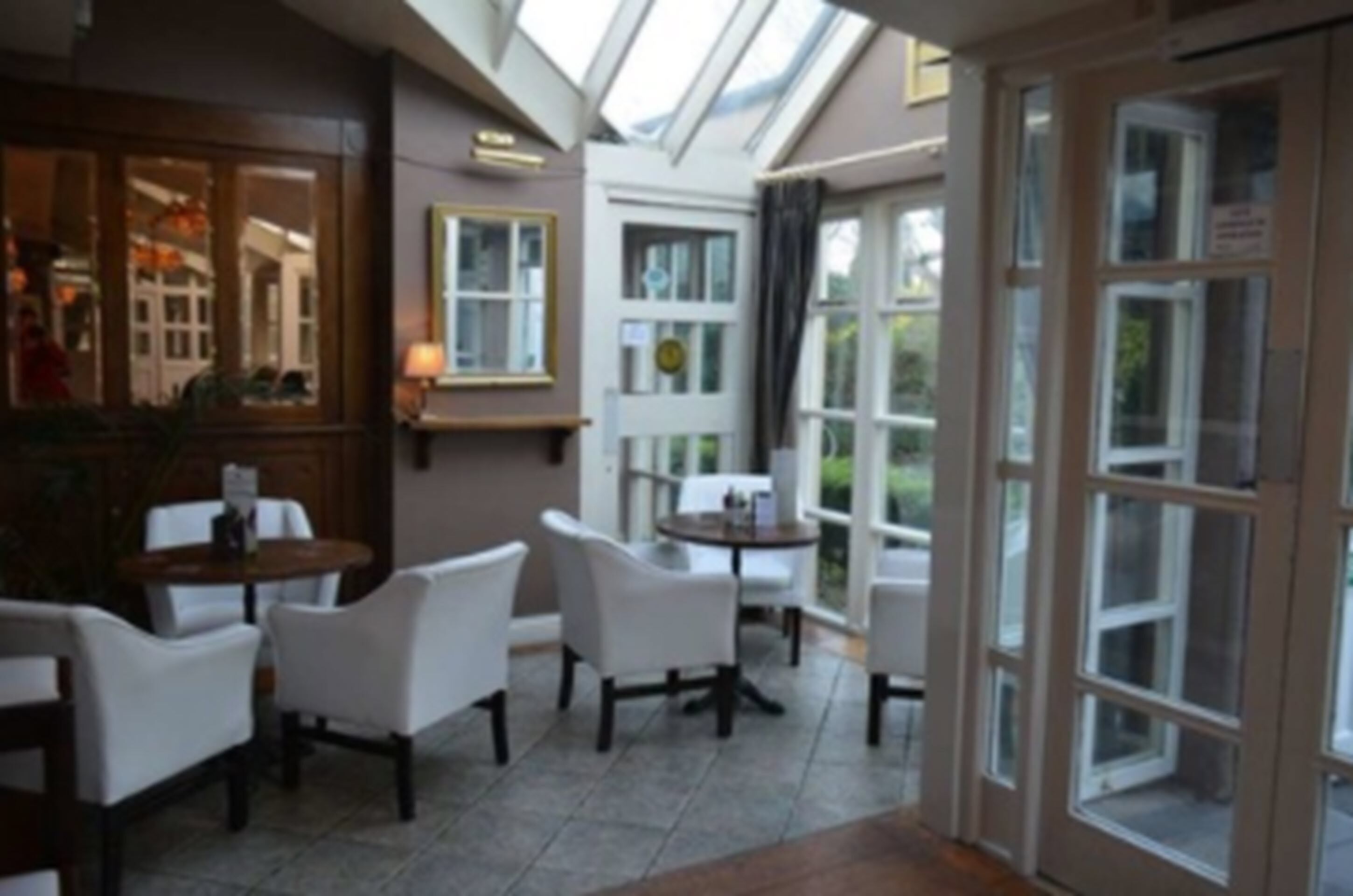 serves lunch and dinner