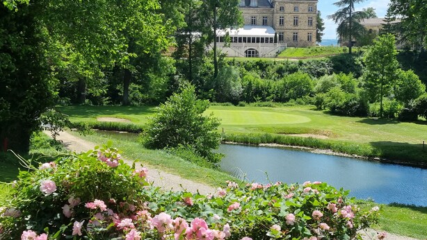 A historic building with a large lawn and a pond in the foreground. - Domaine Golf Albon (Albon)