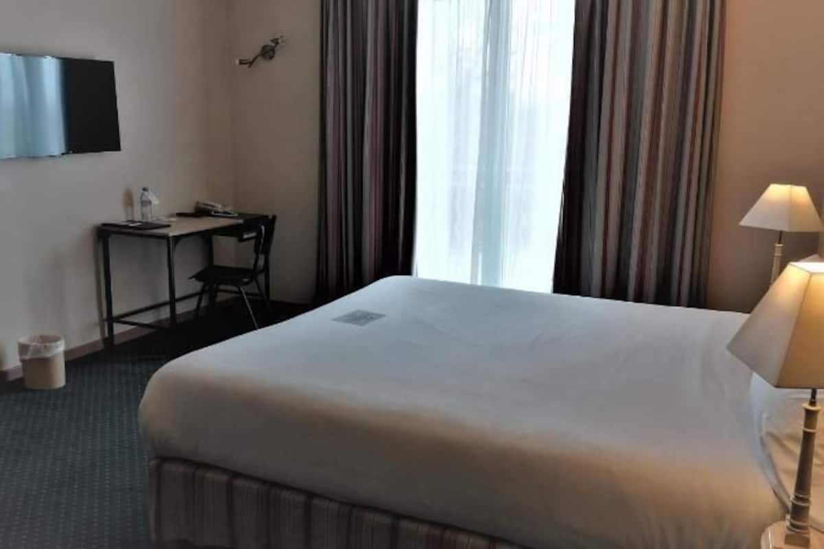 Premium bedding, minibar, desk, soundproofing