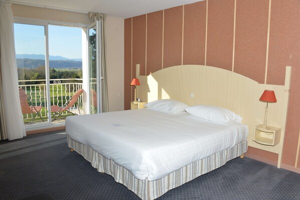 Premium bedding, minibar, desk, soundproofing