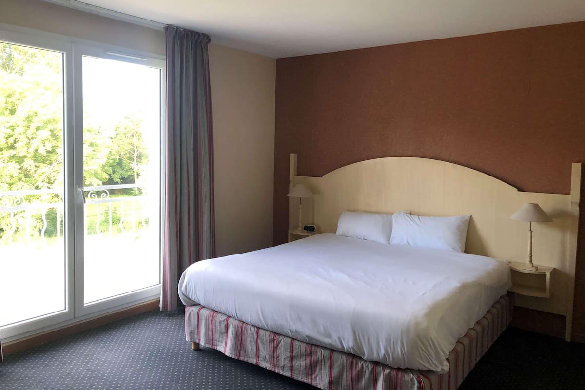 Premium bedding, minibar, desk, soundproofing