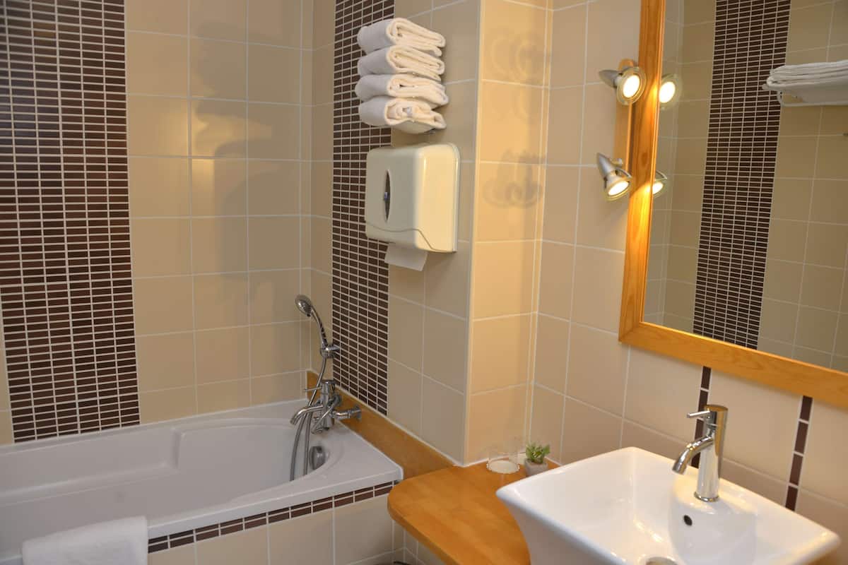 standard room, 2 single beds, non smoking (with single sofabed) | bathroom | separate bathtub and shower, free toiletries, hair dryer, towels