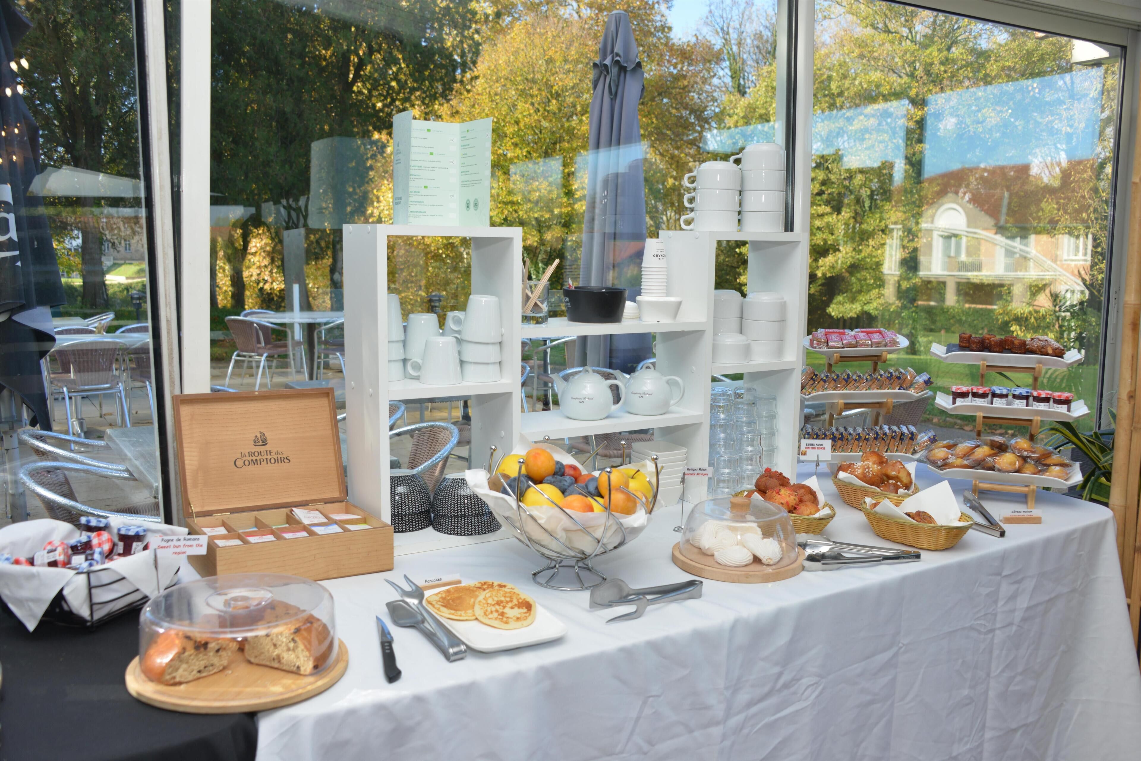 Daily continental breakfast (EUR 15 per person)