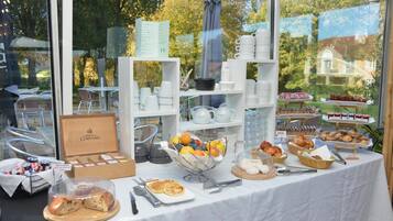 Petit déjeuner continental (15 EUR par personne)