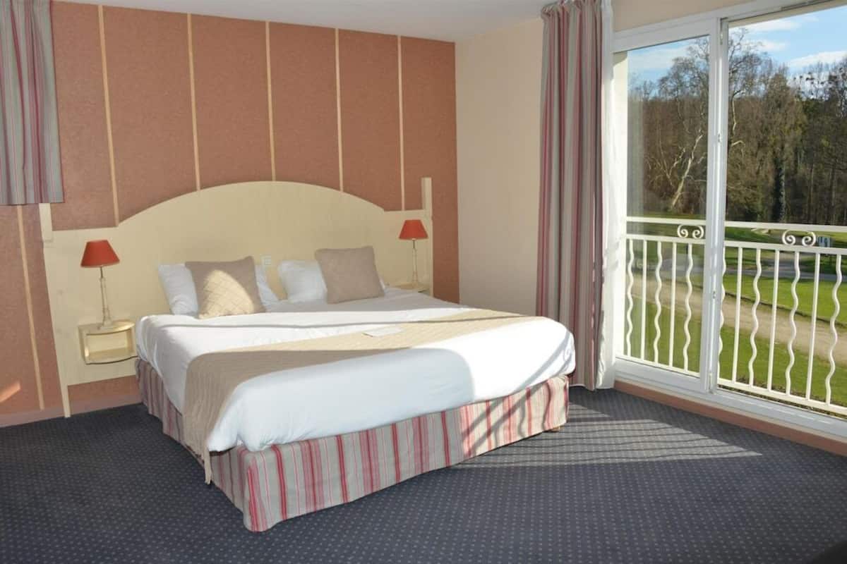 Premium bedding, minibar, desk, soundproofing