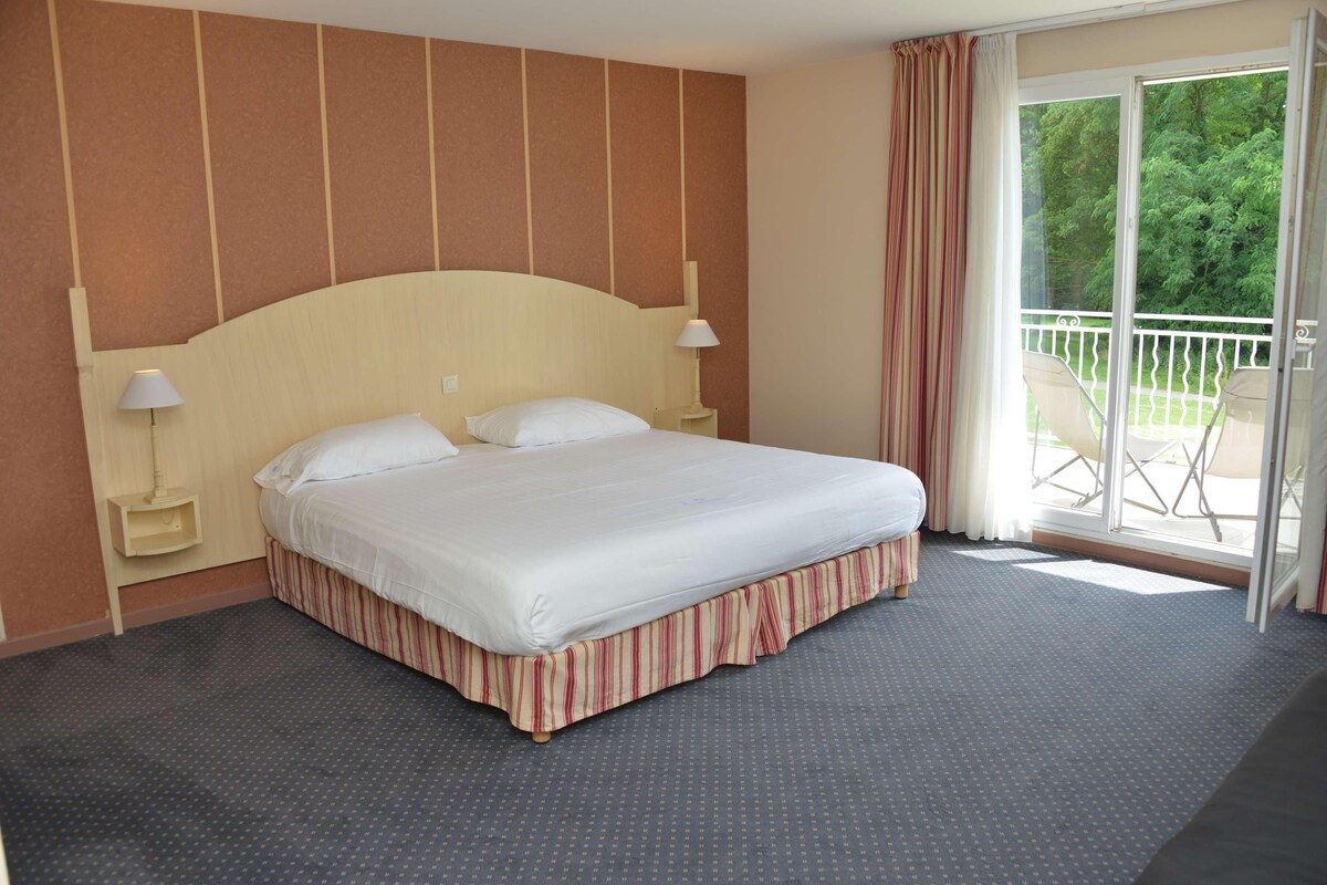 Premium bedding, minibar, soundproofing, iron/ironing board (on request)