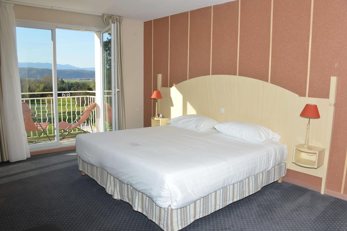 premium bedding, minibar, desk, soundproofing