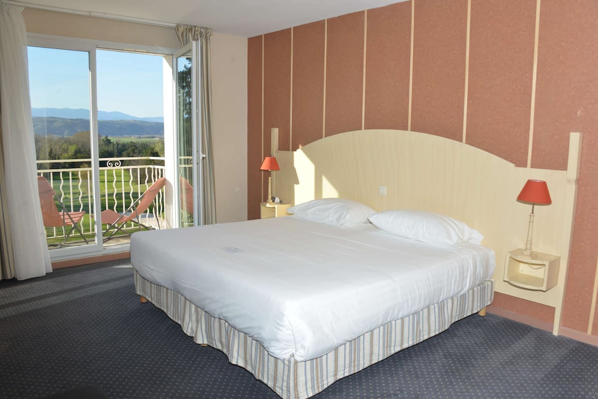 Premium bedding, minibar, desk, soundproofing