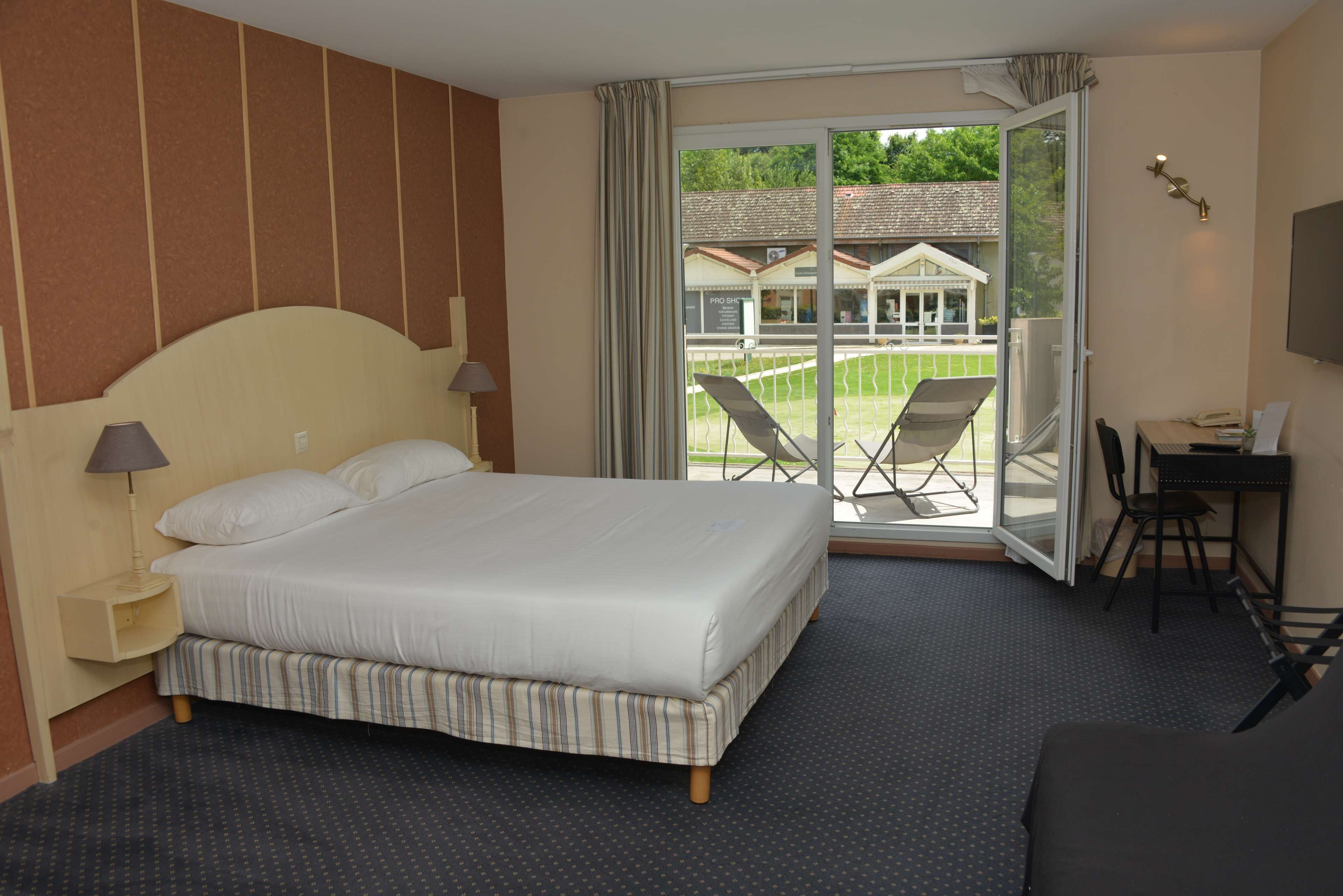 premium bedding, minibar, desk, soundproofing