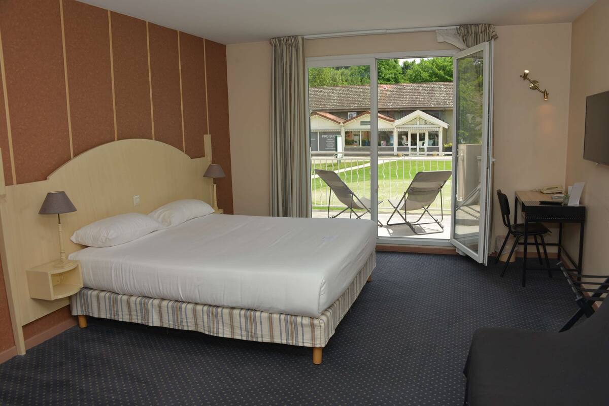 premium bedding, minibar, desk, soundproofing