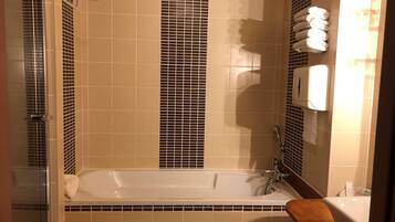 Ein Badezimmer mit Badewanne, Dusche und Toilette.