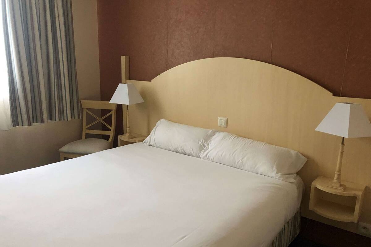 Premium bedding, minibar, desk, soundproofing
