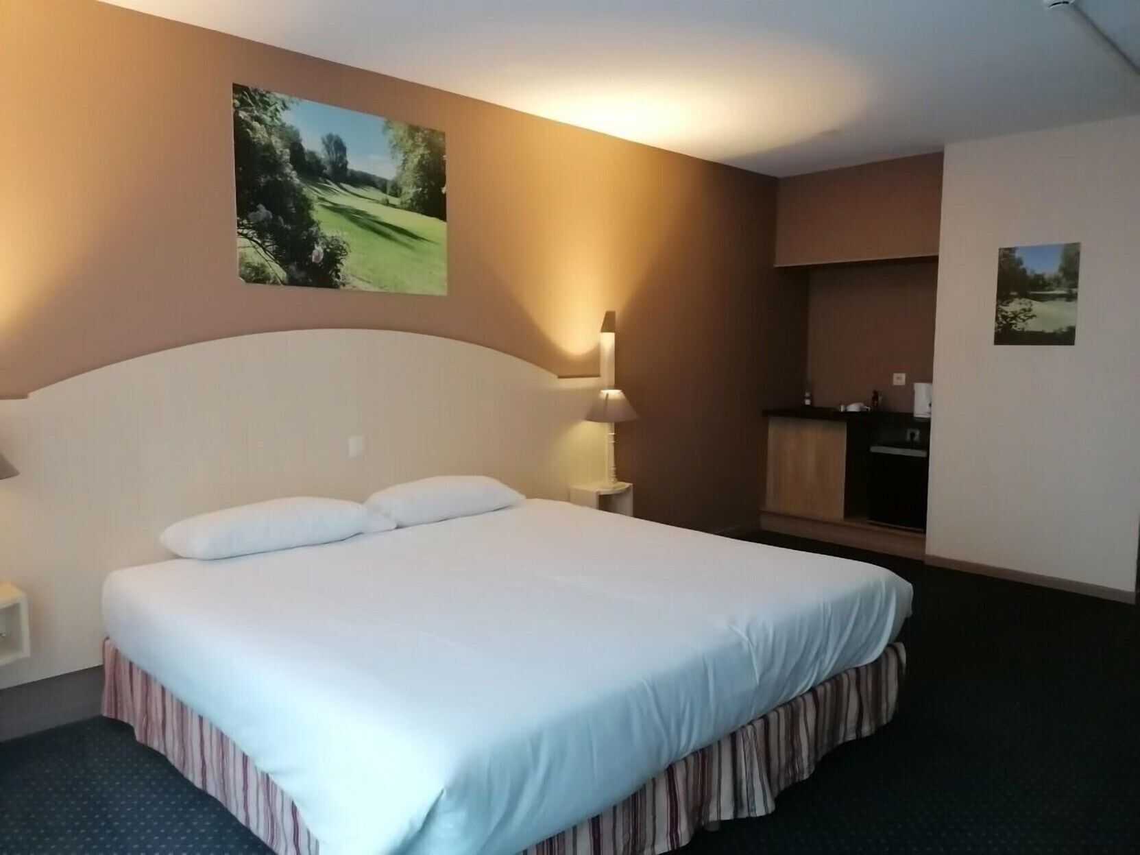 Premium bedding, minibar, desk, soundproofing