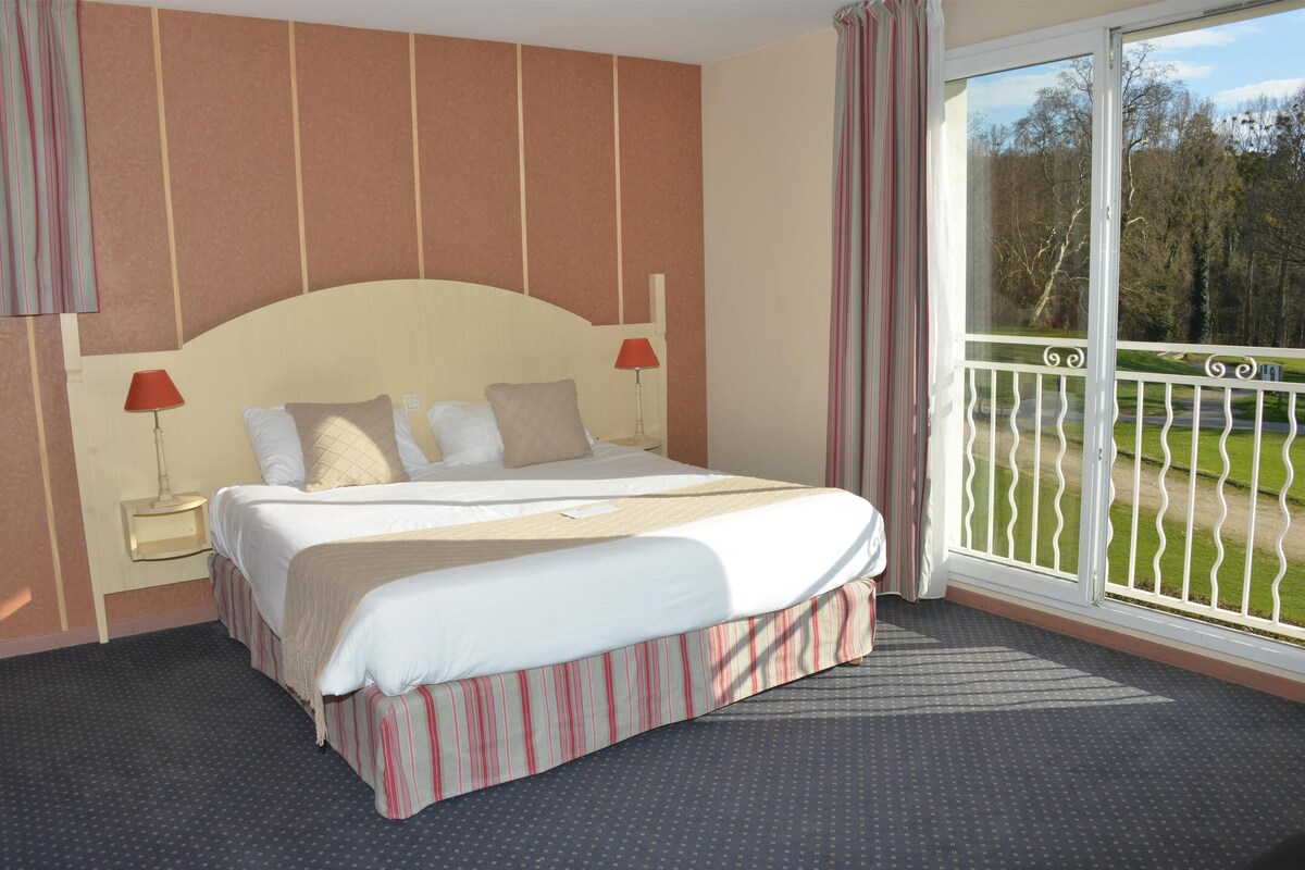 Premium bedding, minibar, soundproofing, iron/ironing board (on request)