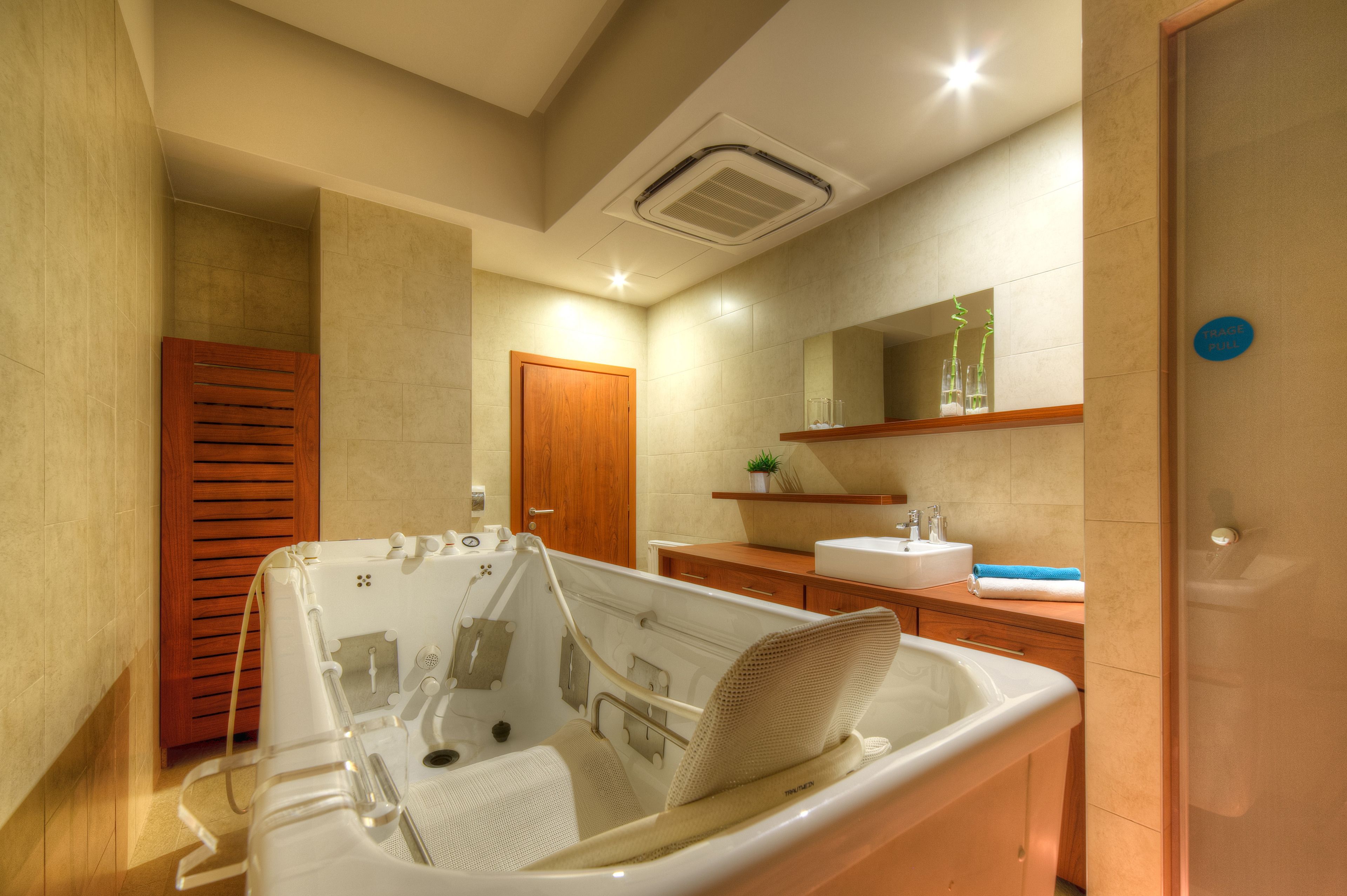couples treatment room(s), sauna, hot tub, turkish bath/hammam