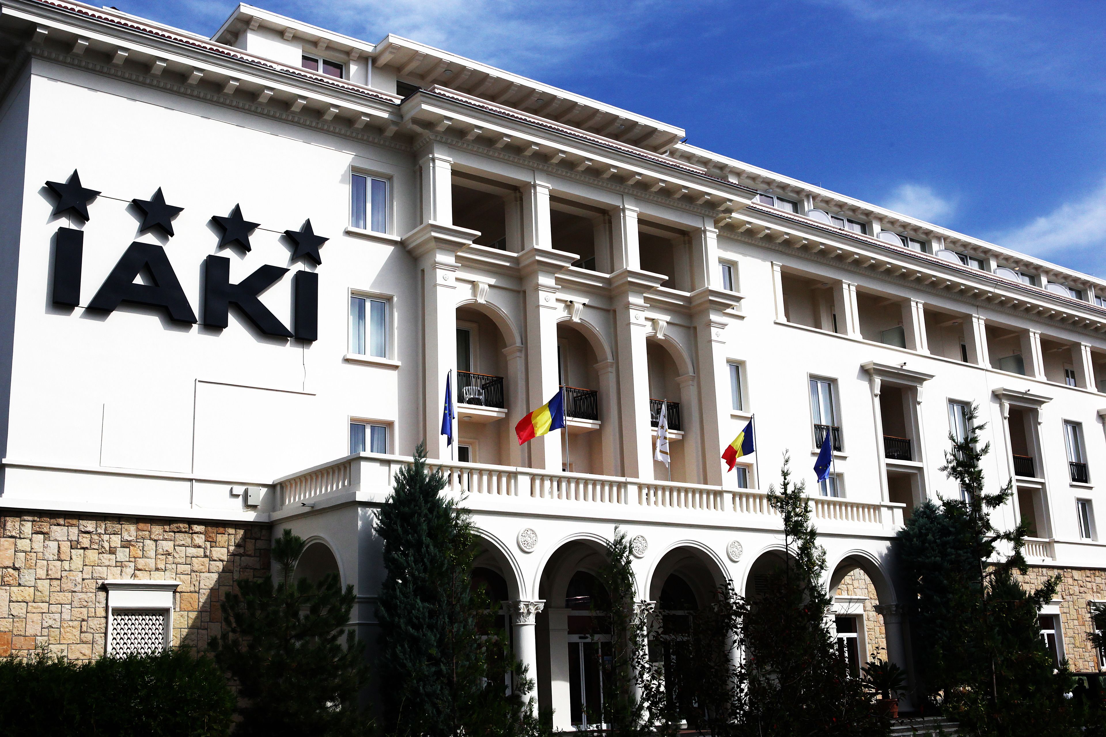 Un bâtiment sur lequel on peut lire en grandes lettres le nom « Iaki », et qui possède de nombreux balcons ornés de drapeaux.