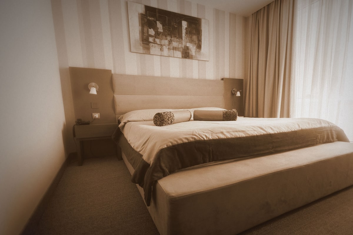 Flexible Room | 1 bedroom, minibar, in-room safe, desk