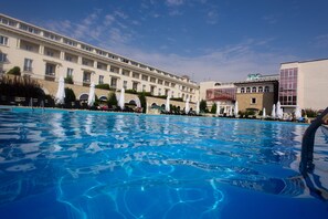 Indendørs pool, sæsonbestemt udendørs pool, liggestole