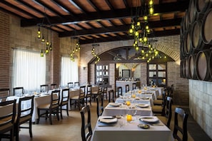 6 restaurants servant le petit déjeuner, le déjeuner et le dîner