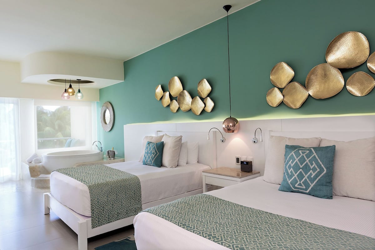 2 bedrooms, Egyptian cotton sheets, premium bedding, free minibar