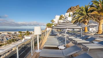 Outdoor pool, pool umbrellas, sun loungers