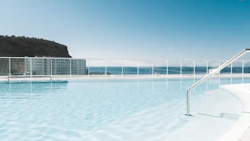 Piscina externa, guarda-sóis, espreguiçadeiras