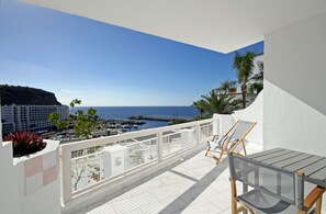 Appartement Standard, terrasse, vue partielle sur l'océan | Balcon