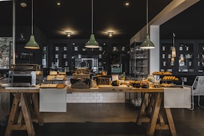 Tägliches Frühstücksbuffet (15 EUR pro Person)