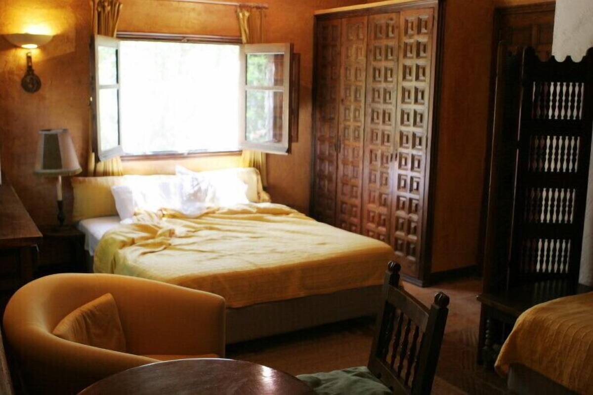 Quarto família | Individualmente decorados, cortinas blackout