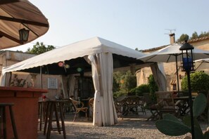 Serviço de café da manhã e jantar, restaurante ao ar livre