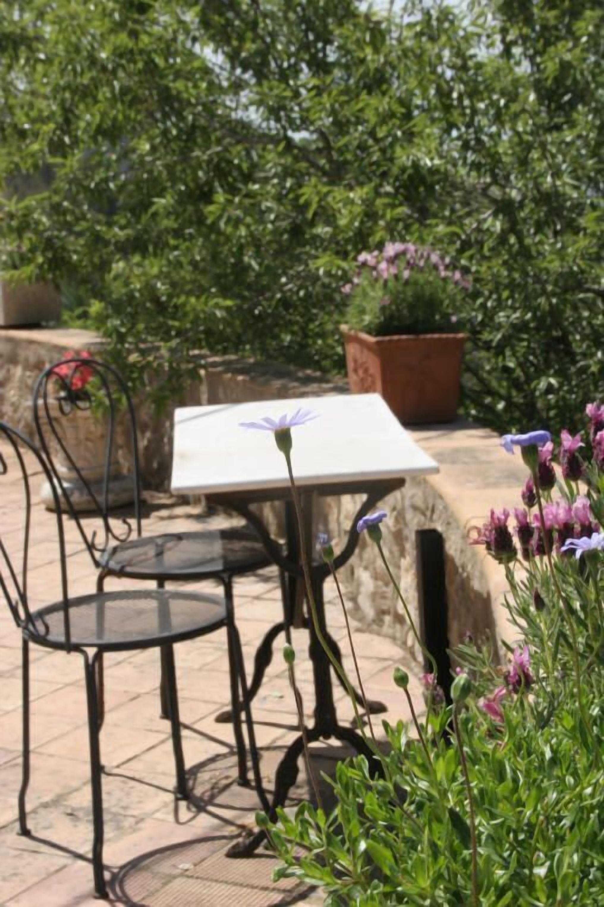 breakfast and dinner served, al fresco dining