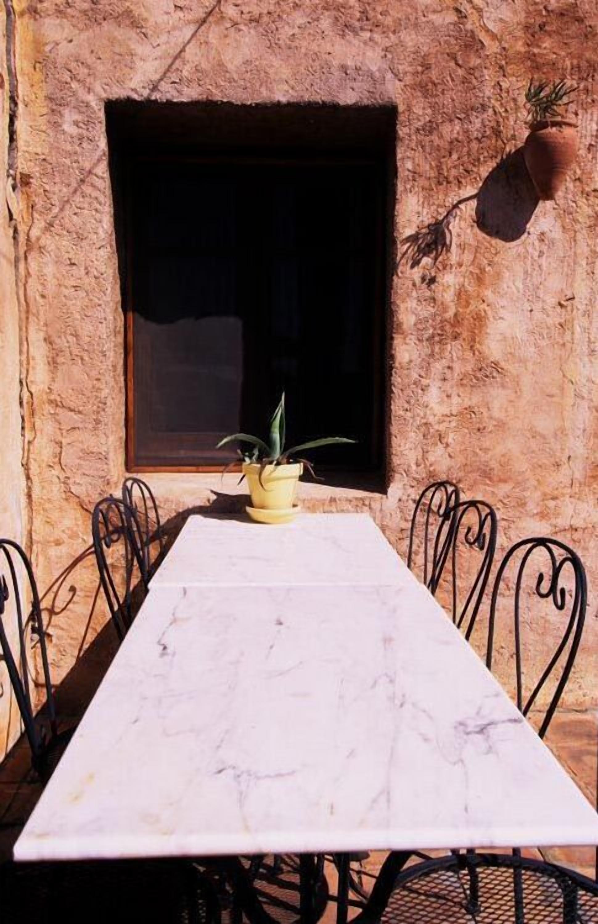 breakfast and dinner served, al fresco dining