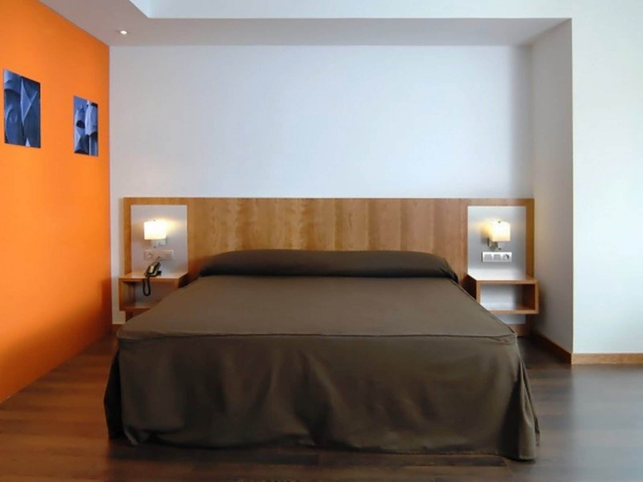Een kluis op de kamer, een bureau, geluiddichte muren, gratis wifi