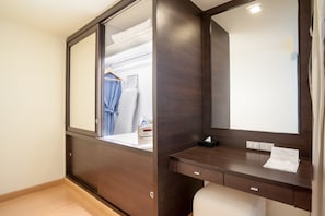 2 bedrooms, in-room safe, desk, blackout curtains